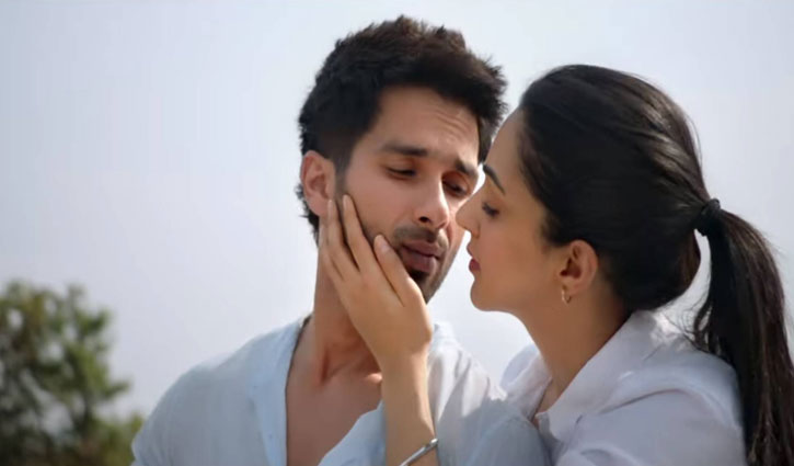 শীর্ষে ‘বেখেয়ালি’ শীর্ষে ‘বেখেয়ালি’