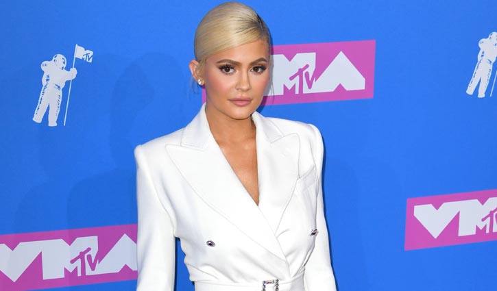 সোনার ডিম পাড়া হাঁসটি বেচে দেবেন কাইলি?