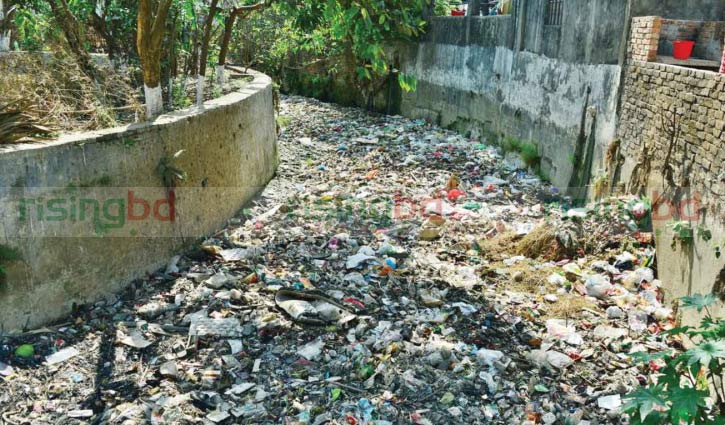 খালটি এখন আবর্জনার ভাগাড়