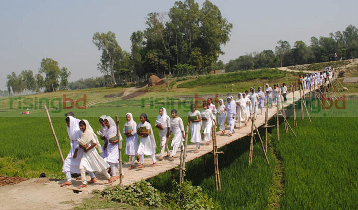 একটি বাঁশের সাঁকোতেই চলছে ১৬ গ্রামের মানুষ
