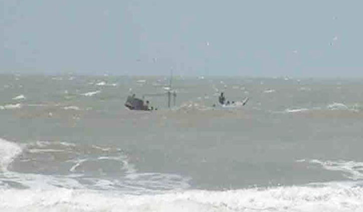 4 missing in N’ganj trawler capsize