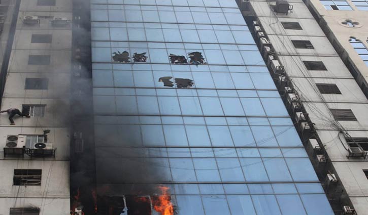 বনানীতে আগুন : জমির মালিকও আটক