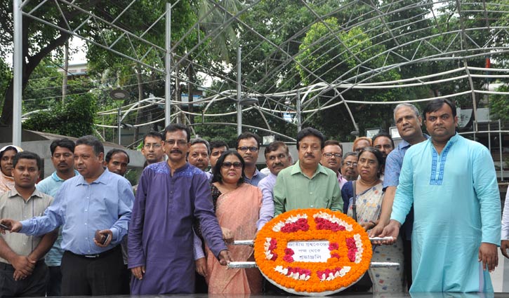 বঙ্গবন্ধুর প্রতিকৃতিতে জাতীয় গ্রন্থকেন্দ্রের পরিচালকের শ্রদ্ধা বঙ্গবন্ধুর প্রতিকৃতিতে জাতীয় গ্রন্থকেন্দ্রের পরিচালকের শ্রদ্ধা