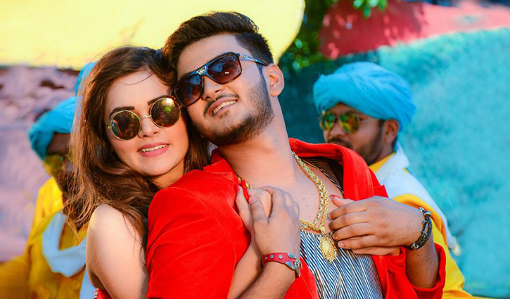 প্রকাশ্যে ‘প্রেম চোর’