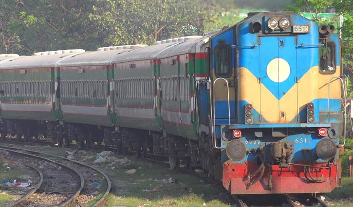 কমলাপুরে দীর্ঘ লাইন , অনলাইনেও ভোগান্তি