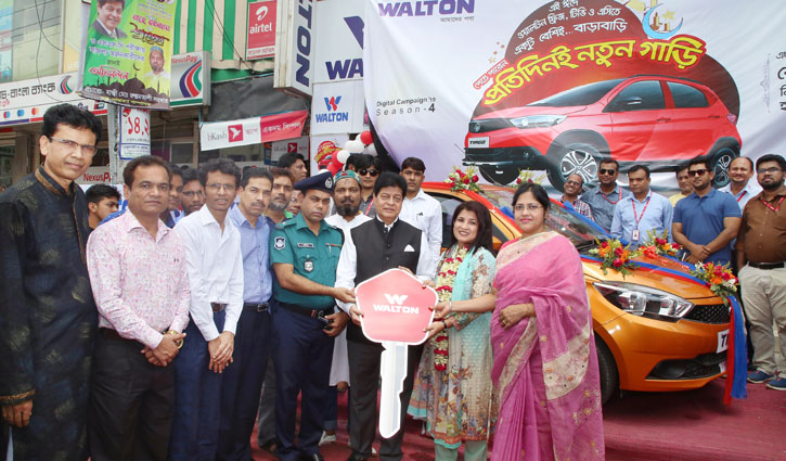 রোববার রাজধানীর কচুক্ষেতে ওয়ালটন প্লাজায় গাড়ি হস্তান্তর অনুষ্ঠানের প্রধান অতিথি স্থানীয় সংসদ সদস্য আকবর হোসেন খান পাঠান (চিত্রনায়ক ফারুক) নতুন গাড়ির চাবি তুলে দিচ্ছেন বিজয়ী তানিয়ার হাতে (ছবি : সৈয়দ রাজিব) রোববার রাজধানীর কচুক্ষেতে ওয়ালটন প্লাজায় গাড়ি হস্তান্তর অনুষ্ঠানের প্রধান অতিথি স্থানীয় সংসদ সদস্য আকবর হোসেন খান পাঠান (চিত্রনায়ক ফারুক) নতুন গাড়ির চাবি তুলে দিচ্ছেন বিজয়ী তানিয়ার হাতে (ছবি : সৈয়দ রাজিব)