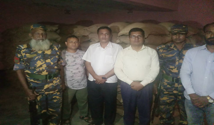 কালোবাজারে বিক্রিকালে ৬৬৫ বস্তা সরকারি চাল আটক