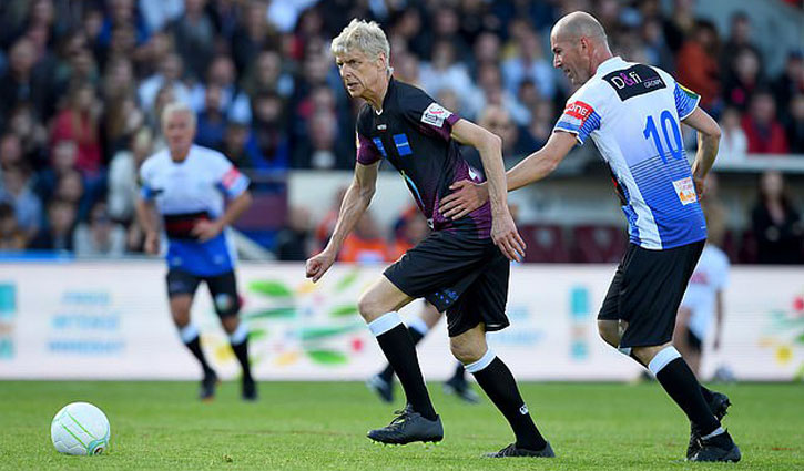 ফুটবল মাঠে মুখোমুখি জিদান-ওয়েঙ্গার