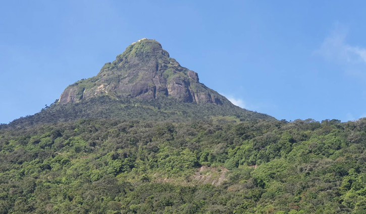 শেষ রাতে আদম পাহাড়ের চূড়া...