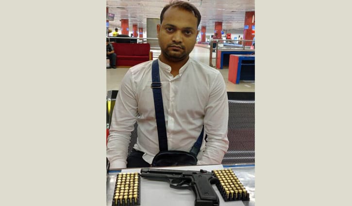 বিদেশী পিস্তল ও গুলিসহ যাত্রী আটক বিদেশী পিস্তল ও গুলিসহ যাত্রী আটক