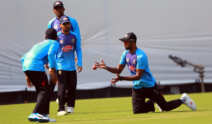 পেসারদের পাশে অধিনায়ক পেসারদের পাশে অধিনায়ক