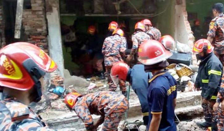 গ্যাস লাইন বিস্ফোরণে ভবন ধস, ৭ জনের মৃত্যু গ্যাস লাইন বিস্ফোরণে ভবন ধস, ৭ জনের মৃত্যু