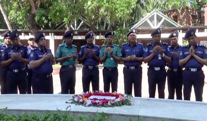 বঙ্গবন্ধুর সমাধিতে আট ডিআইজির শ্রদ্ধা বঙ্গবন্ধুর সমাধিতে আট ডিআইজির শ্রদ্ধা