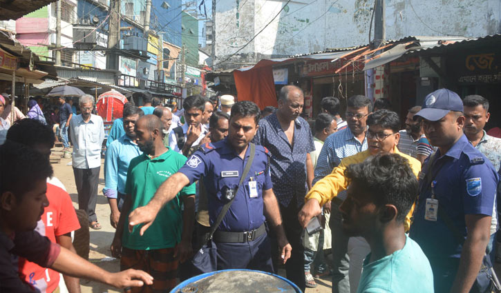 ফরিদপুরে ফুটপাতে উচ্ছেদ অভিযান ফরিদপুরে ফুটপাতে উচ্ছেদ অভিযান