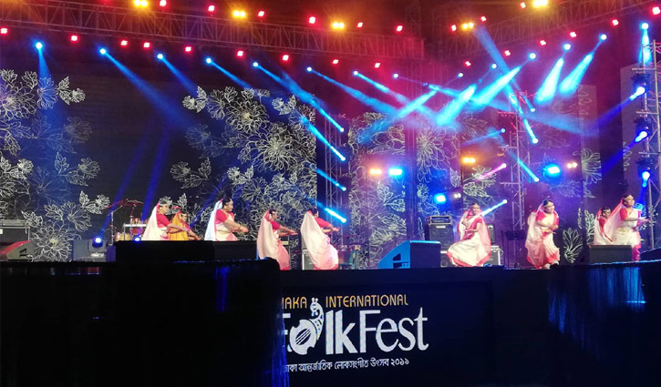 ভাবনার নৃত্যের তালে শুরু ফোক ফেস্ট ভাবনার নৃত্যের তালে শুরু ফোক ফেস্ট