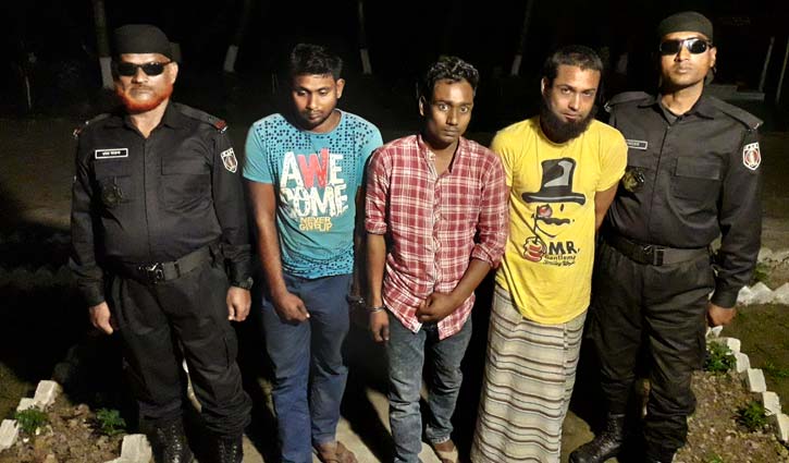 দেশীয় অস্ত্রসহ দস্যু চক্রের ৩ সদস্য আটক দেশীয় অস্ত্রসহ দস্যু চক্রের ৩ সদস্য আটক