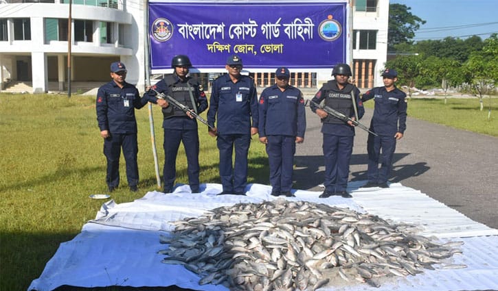 লঞ্চ-নৌকা থেকে ১২০০ কেজি জাটকা জব্দ লঞ্চ-নৌকা থেকে ১২০০ কেজি জাটকা জব্দ