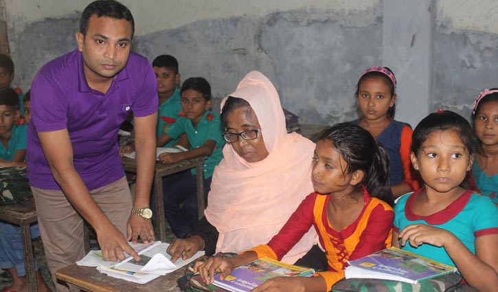 সহপাঠীদের ‘দাদি’ তিনি সহপাঠীদের ‘দাদি’ তিনি