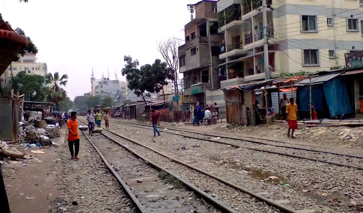 Man crushed under train at Malibagh
