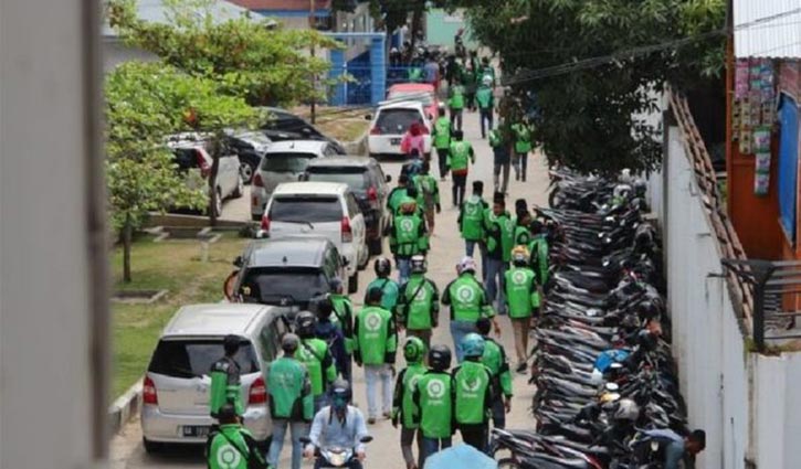 Motorcycle drivers storm Indonesia hospital to get baby's body Motorcycle drivers storm Indonesia hospital to get baby's body