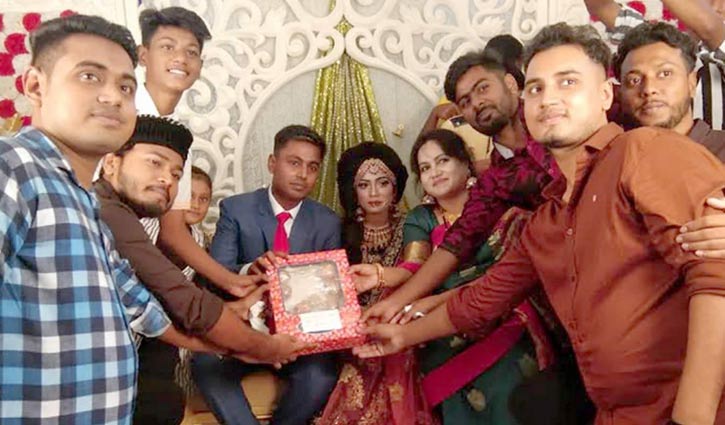বন্ধুর বিয়েতে পেঁয়াজ উপহার বন্ধুর বিয়েতে পেঁয়াজ উপহার