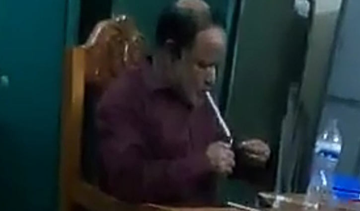 অফিসে বসেই ইয়াবা সেবন, ময়মনসিংহের ভিডিও ভাইরাল অফিসে বসেই ইয়াবা সেবন, ময়মনসিংহের ভিডিও ভাইরাল