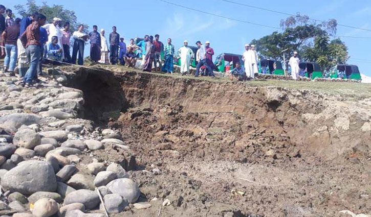 সুরমা নদীর প্রতিরক্ষা বাঁধে আকস্মিক ভাঙন সুরমা নদীর প্রতিরক্ষা বাঁধে আকস্মিক ভাঙন