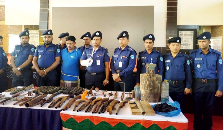 দুর্গম পাহাড়ে অস্ত্র তৈরির কারখানা দুর্গম পাহাড়ে অস্ত্র তৈরির কারখানা