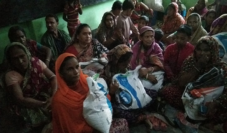 বরগুনায় ঘোষিত সময়ের আগেই মানুষ আশ্রয়কেন্দ্রে বরগুনায় ঘোষিত সময়ের আগেই মানুষ আশ্রয়কেন্দ্রে