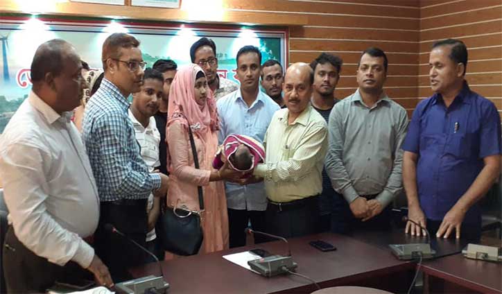 কুড়িয়ে পাওয়া সেই নবজাতক নতুন ঠিকানায় কুড়িয়ে পাওয়া সেই নবজাতক নতুন ঠিকানায়