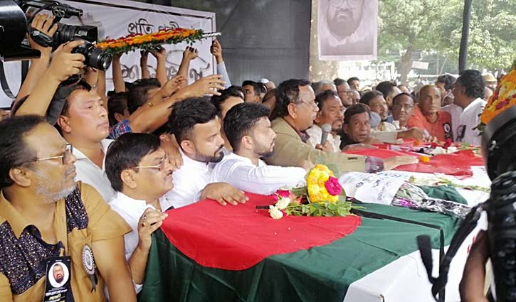 ‘বাবার বুকে চাপা কষ্ট, তিনি বাক্সবন্দি হয়েই আসলেন’ ‘বাবার বুকে চাপা কষ্ট, তিনি বাক্সবন্দি হয়েই আসলেন’