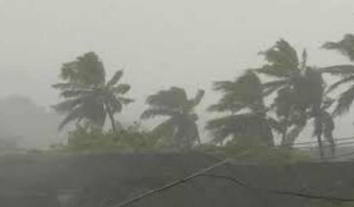 সাইক্লোন শেল্টারে যেতে মাইকিং সাইক্লোন শেল্টারে যেতে মাইকিং