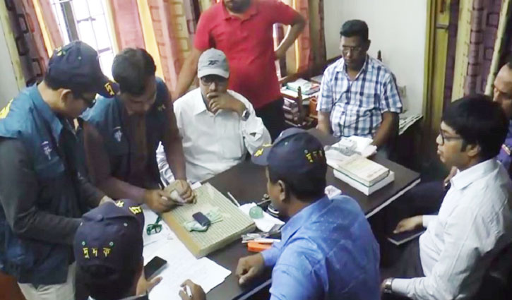 ঘুষের টাকাসহ সাব-রেজিস্ট্রার গ্রেপ্তার ঘুষের টাকাসহ সাব-রেজিস্ট্রার গ্রেপ্তার