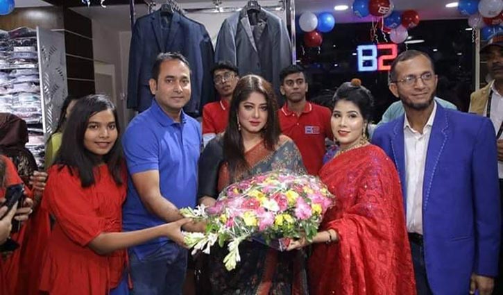 চট্টগ্রামে ভালোবাসায় সিক্ত হলেন মৌসুমী চট্টগ্রামে ভালোবাসায় সিক্ত হলেন মৌসুমী
