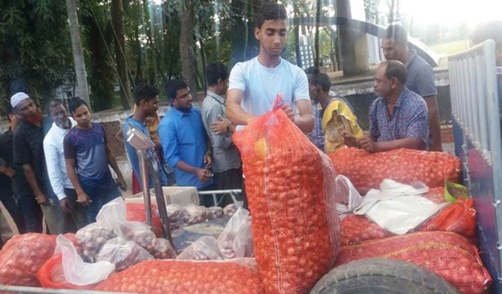 মৌলভীবাজারে টিসিবির ৪৫ টাকায় পেঁয়াজ বিক্রি মৌলভীবাজারে টিসিবির ৪৫ টাকায় পেঁয়াজ বিক্রি
