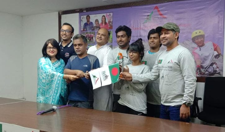 হিমালয়ের ইয়ালা শৃঙ্গে অভিযান উপলক্ষে পতাকা হস্তান্তর হিমালয়ের ইয়ালা শৃঙ্গে অভিযান উপলক্ষে পতাকা হস্তান্তর