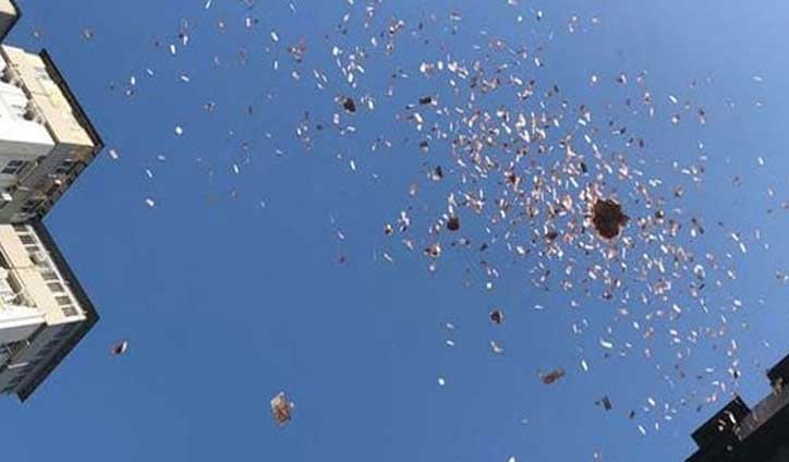 টাকার বৃষ্টি, পড়ছে ২০০০-৫০০ টাকার বান্ডিল!