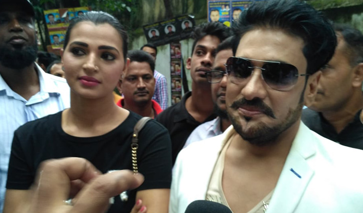 ভোট দিলেন অনন্ত-বর্ষা