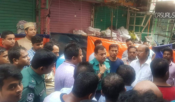 জহুর হকার্স মার্কেটের আগুনে শতাধিক ব্যবসায়ী নিঃস্ব জহুর হকার্স মার্কেটের আগুনে শতাধিক ব্যবসায়ী নিঃস্ব