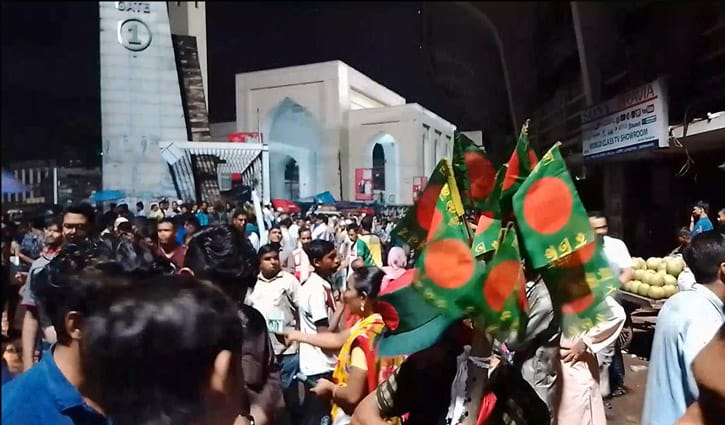 স্টেডিয়ামের বাইরে উপচে পড়া ভিড় (ভিডিও) স্টেডিয়ামের বাইরে উপচে পড়া ভিড় (ভিডিও)