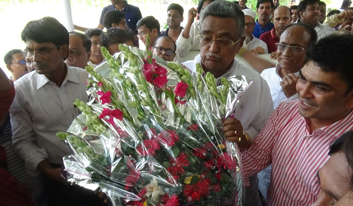 ফরিদপুর পৌরসভাকে সিটি কর্পোরেশন ঘোষণায় মিষ্টি বিতরণ ফরিদপুর পৌরসভাকে সিটি কর্পোরেশন ঘোষণায় মিষ্টি বিতরণ