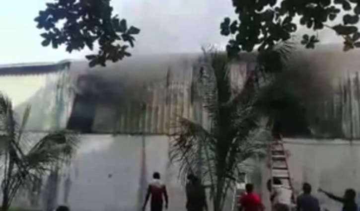 কেয়া কম্পোজিট কারখানার গুদামে আগুন কেয়া কম্পোজিট কারখানার গুদামে আগুন