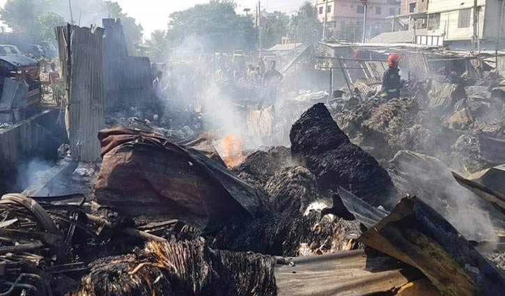 আগুনে ৯ ঘর পুড়ে ছাই আগুনে ৯ ঘর পুড়ে ছাই