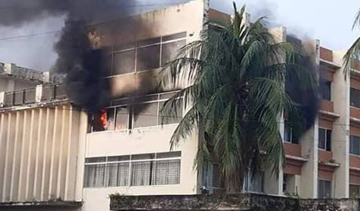 কোটালীপাড়া উপজেলা পরিষদ কার্যালয়ে আগুন কোটালীপাড়া উপজেলা পরিষদ কার্যালয়ে আগুন