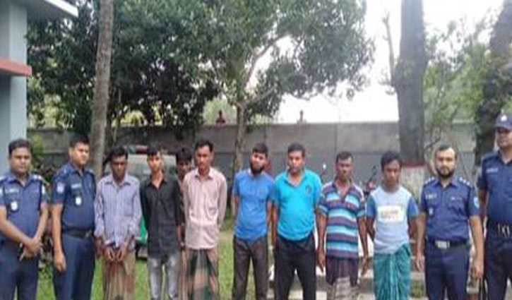 হিলিতে সাজাপ্রাপ্ত ও ওয়ারেন্টভুক্ত ৮ আসামি আটক হিলিতে সাজাপ্রাপ্ত ও ওয়ারেন্টভুক্ত ৮ আসামি আটক