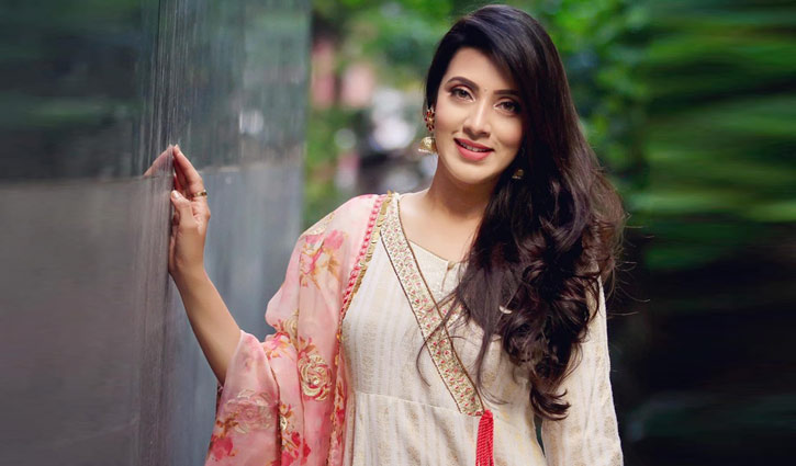 দুই বিজ্ঞাপনে মিম দুই বিজ্ঞাপনে মিম