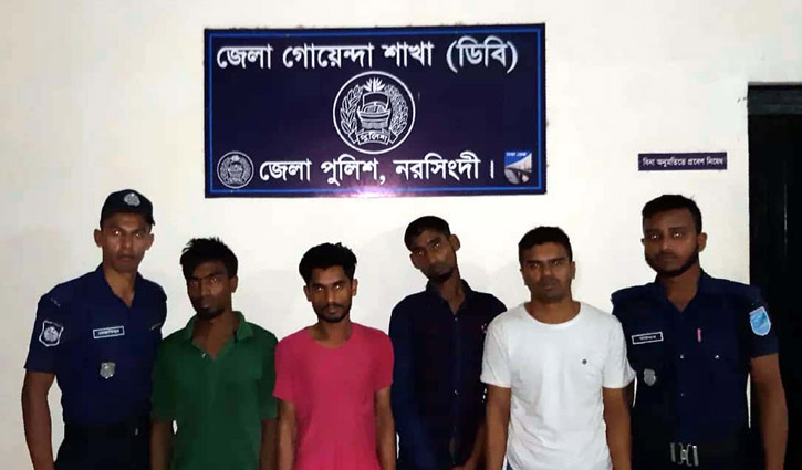 চলন্ত বাস থেকেই যাত্রী অপহরণ! চলন্ত বাস থেকেই যাত্রী অপহরণ!