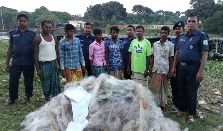 নরসিংদীতে ৬ জেলে আটক নরসিংদীতে ৬ জেলে আটক