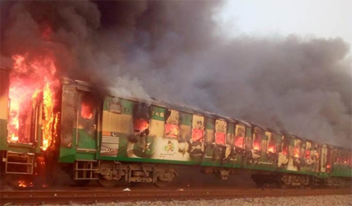 Fire in train leaves 62 dead in Pakistan