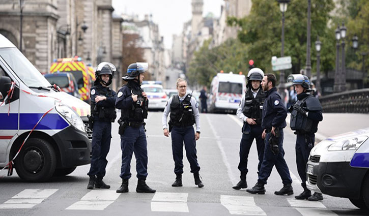Four killed in knife attack at Paris police headquarters